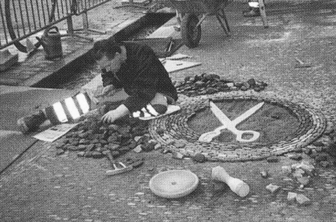 Arbeit an einem Mosaik für eine Schneiderei, © Stadt Freiburg, Garten- und Tiefbauamt